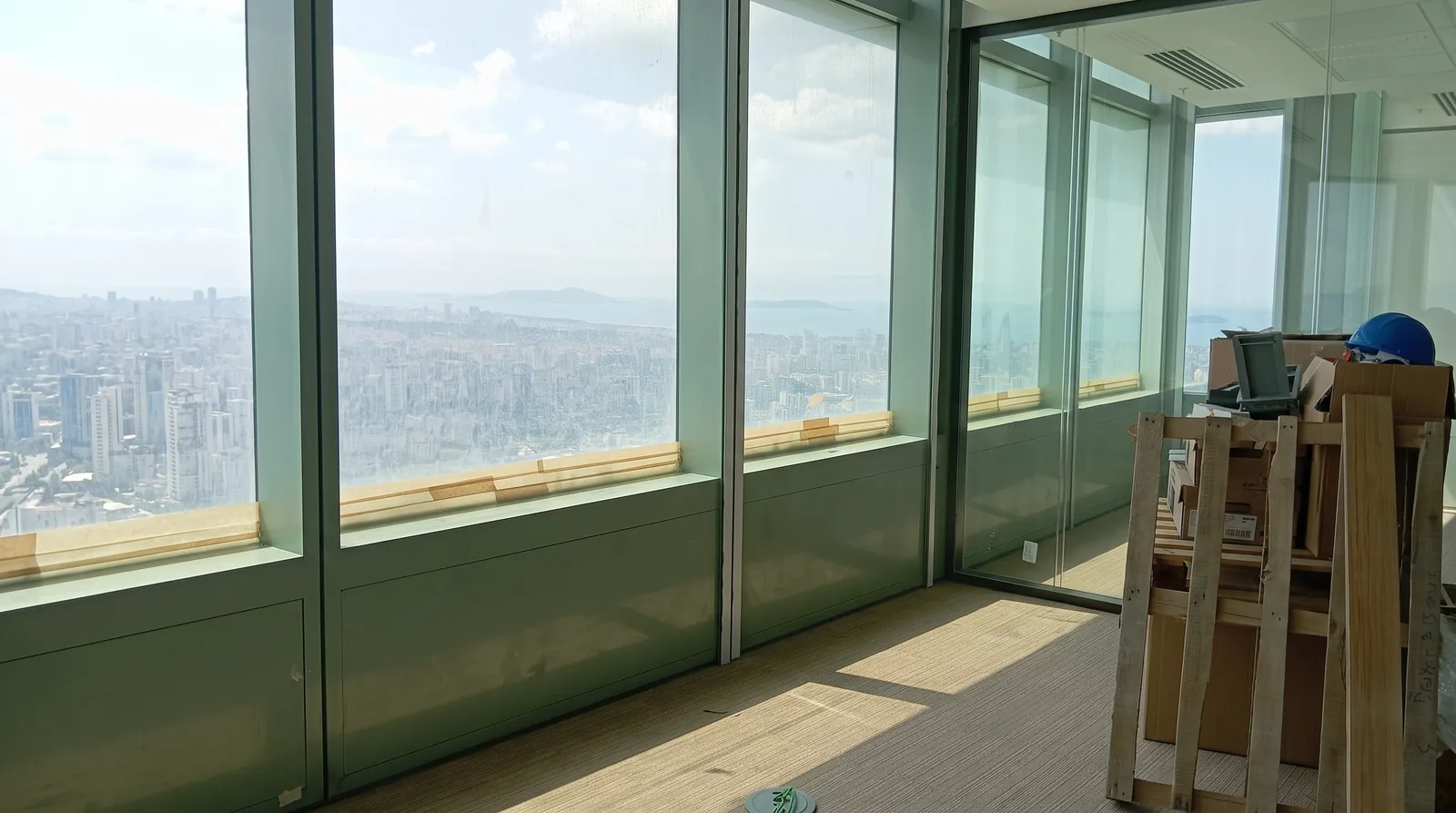 Yüksek katlı ofiste temizlenmiş cam ve doğramalar